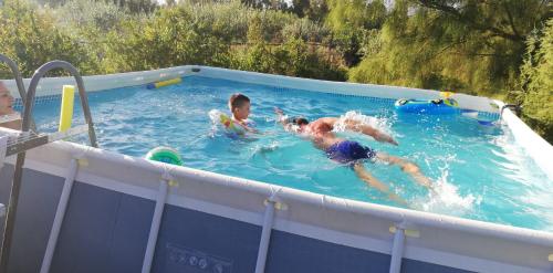un grupo de niños jugando en una piscina en Casa Santina, en Girasole