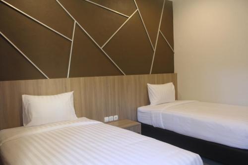 En eller flere senge i et værelse på Grand Kuta Hotel
