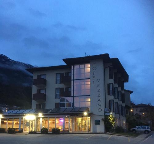 un hôtel avec un bâtiment éclairé la nuit dans l'établissement Hotel Vezzano, à Vezzano