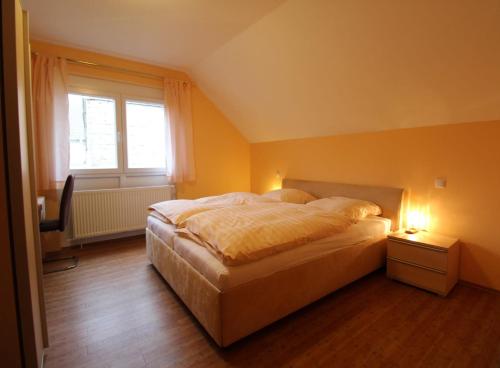 A bed or beds in a room at Gasthaus Deutsches Haus