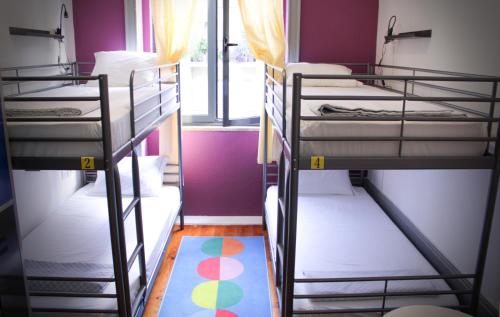 Katil atau katil-katil dalam bilik di By Doors Hostel
