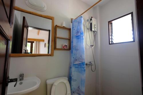 A bathroom at White Villas Resort