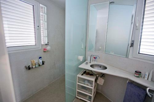 W łazience znajduje się umywalka i lustro. w obiekcie Estudio acogedor renfe w Alicante