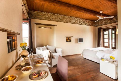 um quarto com uma cama e uma mesa com comida em I Tre Poggi Dimora di Charme em Canelli