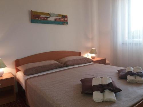 - une chambre avec un lit et 2 paires de chaussons dans l'établissement Apartments Franka, à Sumartin