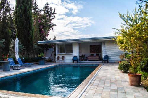 una piscina frente a una casa en Idyllic studio with private pool, en Nicosia