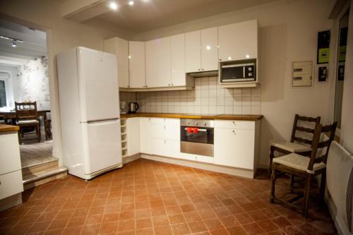 a kitchen with a white refrigerator and a microwave at Les 2 C’ in Cayeux-sur-Mer