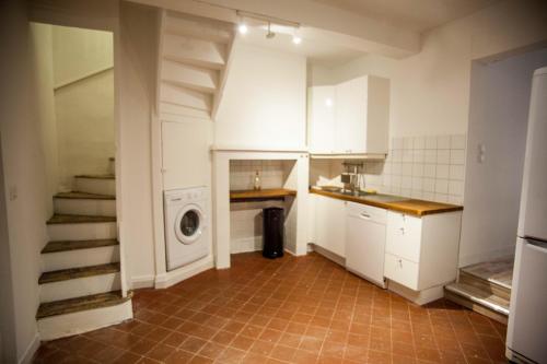 une cuisine équipée d'un lave-linge et d'un lave-linge. dans l'établissement Les 2 C’, à Cayeux-sur-Mer