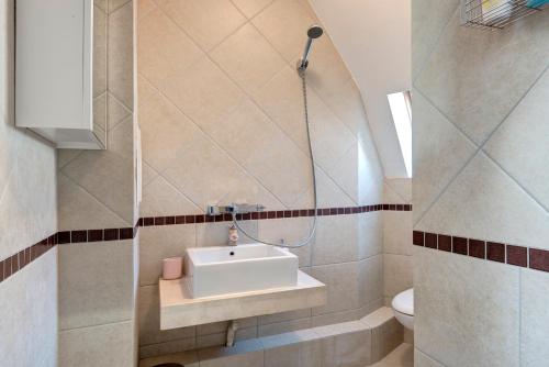 łazienka z umywalką i toaletą w obiekcie Super Center, Modern Studio under the stars w Burgas
