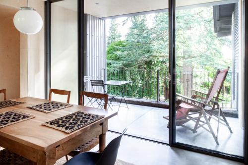 comedor con mesa y ventana grande en Il Lavatoio, en Cissano