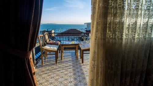 un balcone con tavolo e sedie su una nave da crociera di The Local a Istanbul