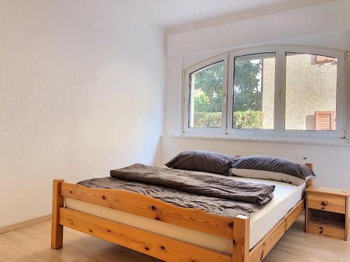 a bed in a room with a window at Apartment Del Sol Sion Center in Sion