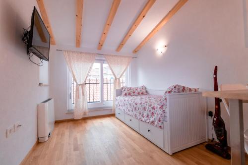 1 dormitorio con cama y ventana en Apartments Pia en Piran