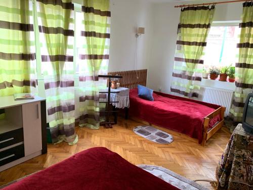 Habitación con 2 camas, mesa y ventana en Old Town Petcu`s House en Brasov
