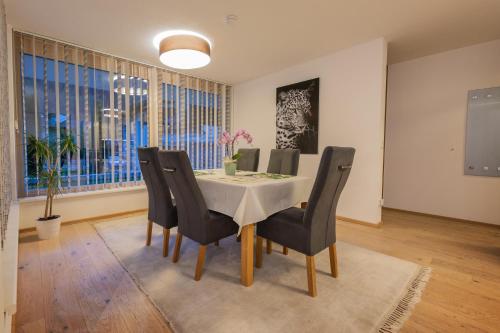 a dining room with a table and chairs at Ferienwohnung Robi in Fulpmes