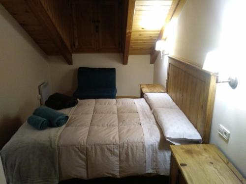 um quarto com uma cama grande num quarto em APARTAMENT DE LA LALI ESCALÓ em Escaló