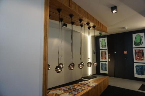 a room with pots and pans hanging from a wall at Das Stadthouse in Grieskirchen