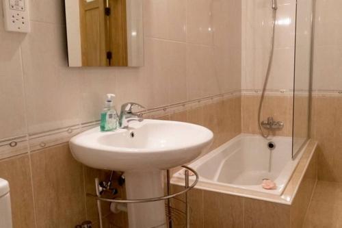 ein Badezimmer mit einem Waschbecken und einer Badewanne in der Unterkunft Luxurious Furnished apartment in sliema in Sliema