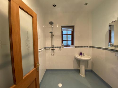 Vonios kambarys apgyvendinimo įstaigoje Carrick Beg Self Catering Holiday Accommodation with Hot Tub