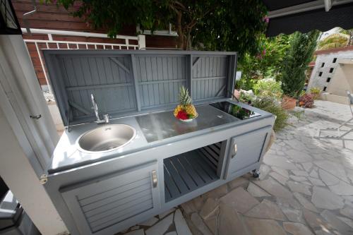 a bathroom sink with a bowl of fruit in it at Locastudio - Pomme Kanel in Sainte-Anne