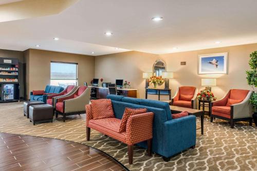 Un lugar para sentarse en Comfort Suites Dayton-Wright Patterson