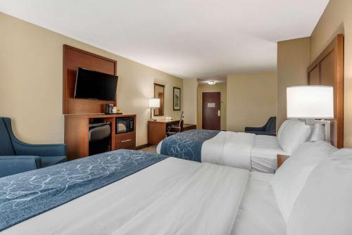 Una cama o camas en una habitación de Comfort Suites Dayton-Wright Patterson