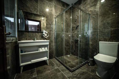 A bathroom at Grand Şahin's Hotel