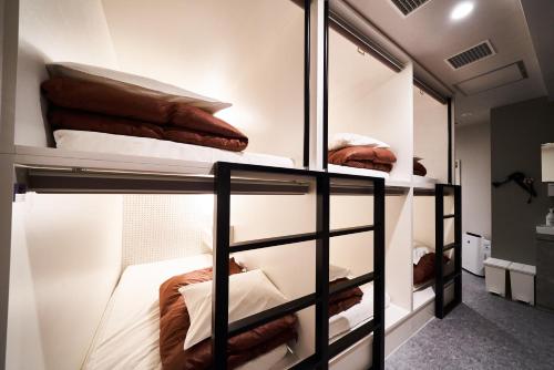 Postel nebo postele na pokoji v ubytování &AND HOSTEL SHINSAIBASHI EAST