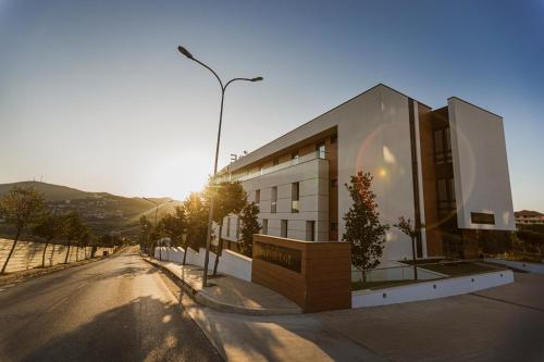 um edifício ao lado de uma estrada em Privilege Hotel & Spa em Tirana