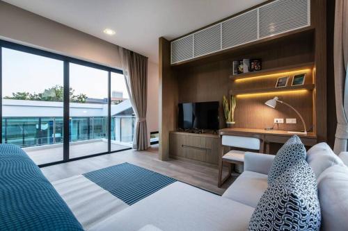 Postel nebo postele na pokoji v ubytování Mövenpick 3-Bedroom Pool Villa Beach Access, Na Jomtien Pattaya