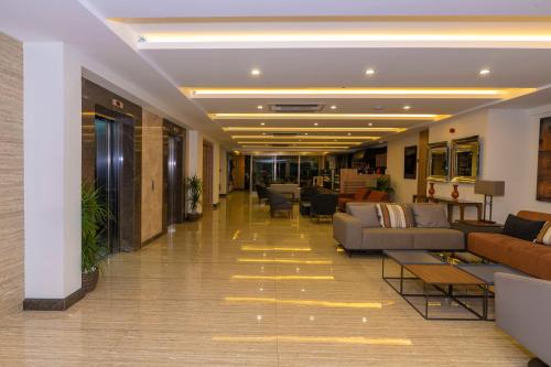 un vestíbulo con sofás y sillas en un edificio en 38 Hotel en Estambul