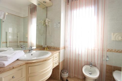 Et badeværelse på Altea Suites