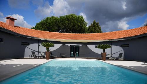 The swimming pool at or close to Casa das Carpas