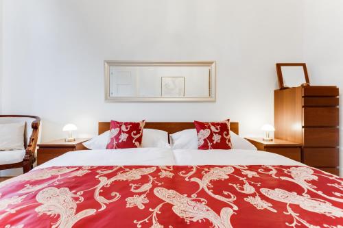 Un pat sau paturi într-o cameră la Old Town Square Royal Apartment