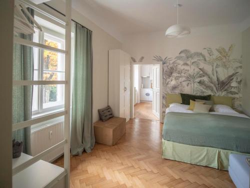 1 dormitorio con cama y ventana grande en Green flat by GrazRentals with garden view & parking included en Graz