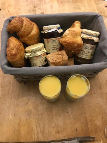 un panier garni de croissants et de pots de beurre dans l'établissement La Maison du soleil L Aulhere 3 étoiles ,Maison familiale 6-7 personnes, Grand Jacuzzi 6 p, à Oloron-Sainte-Marie