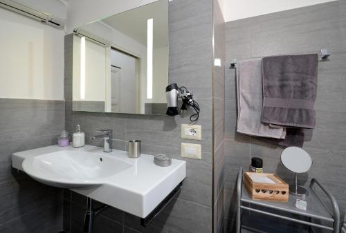 羅馬的住宿－Casa Dania，浴室设有白色水槽和镜子