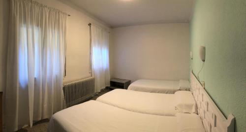  HOTEL GRIU -  Room  picture :    TV    Telephone    Heating              