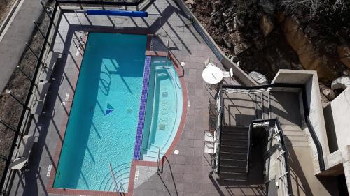 eine Aussicht auf den Pool eines Gebäudes in der Unterkunft Inn at Snowbird in The Cliff Lodge