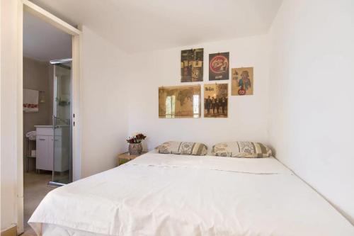 Designed Studio Apartment في Kefar Weradim: غرفة نوم بيضاء فيها سرير ابيض كبير