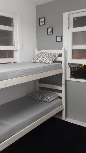 Krevet ili kreveti na sprat u jedinici u okviru objekta Quarto com suíte para mulheres