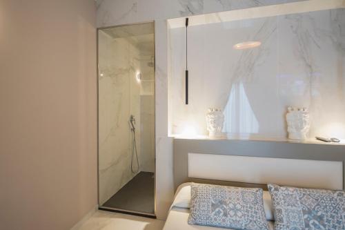 sypialnia z prysznicem i łóżkiem z 2 poduszkami w obiekcie Milazzo Aeolian Sea Port B&B w mieście Milazzo
