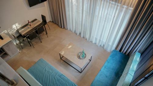 Χώρος καθιστικού στο Enalia Luxury Living