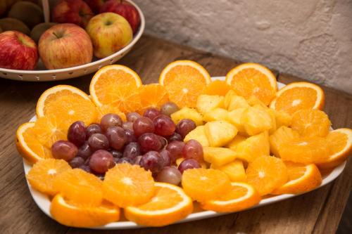 a plate of fruit on a wooden table at Estalagem de Monsaraz in Monsaraz