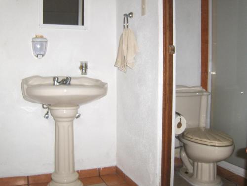 La salle de bains est pourvue d'un lavabo et de toilettes. dans l'établissement Hotel Albatros, à Manzanillo