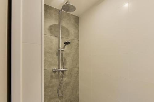 Ένα μπάνιο στο Luxury Garden View Apartment