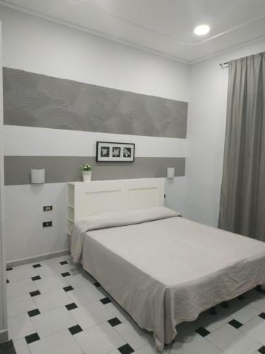 una camera da letto con un letto e un dipinto sul muro di Hotel Luna Rossa a Napoli