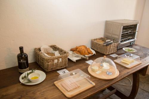 a table with food and baskets and a bottle of wine at Estalagem de Monsaraz in Monsaraz