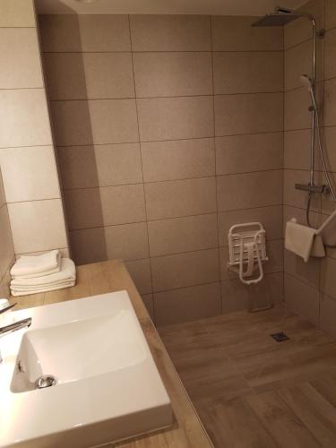 Ένα μπάνιο στο Logis Auberge Saint Simond