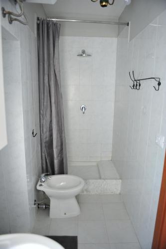 a bathroom with a toilet and a shower and a sink at Casa Messi in Pitigliano